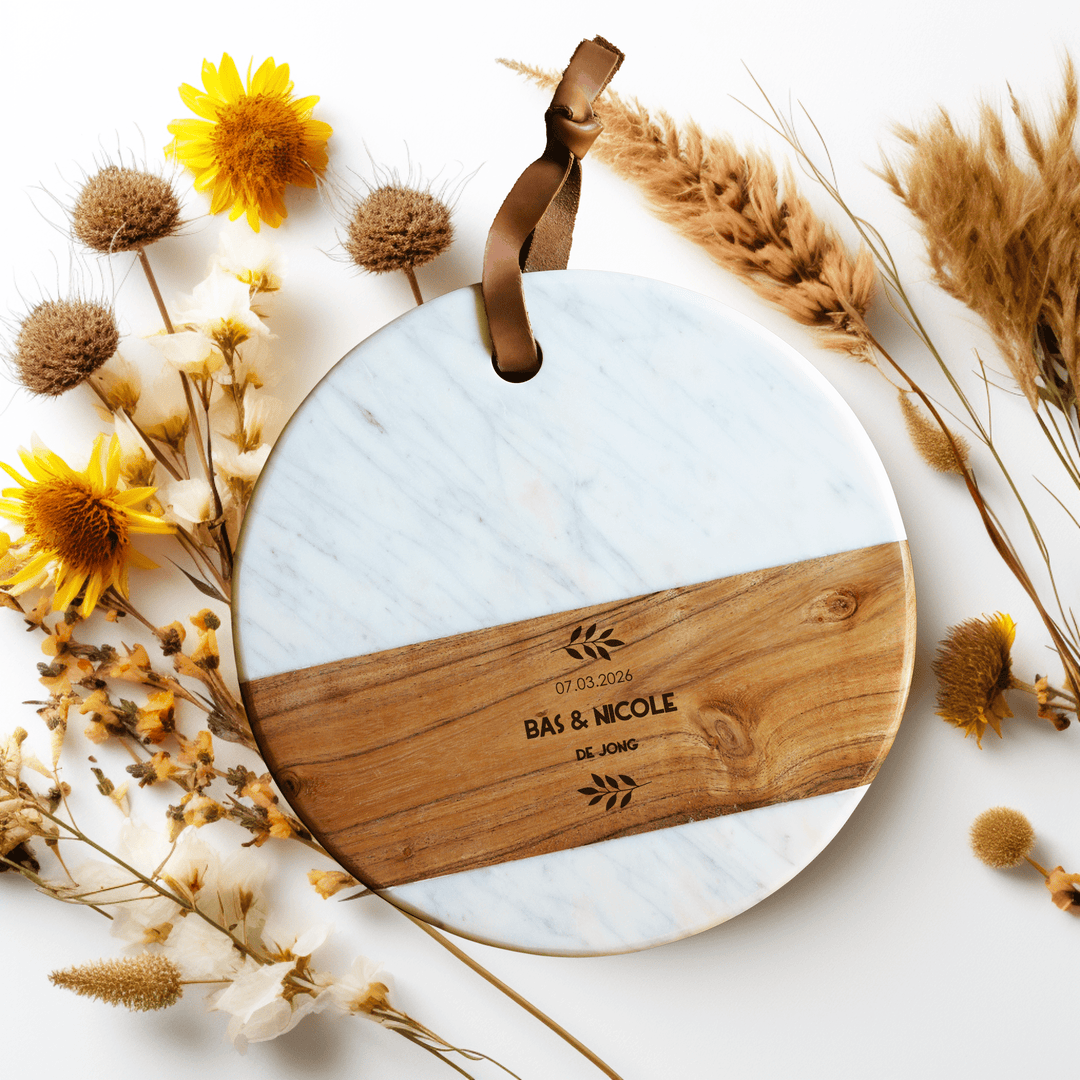 Ronde Marmer/Houten Serveerplank met Naam en Takjes - Sfeer foto