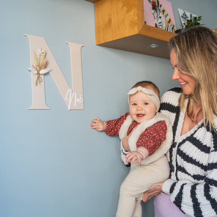 Acryl Naambordje met Droogbloemen in kinderkamer op de muur - Sfeer - Beige - Naturel